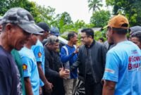  Sekretaris DPD Partai Gerindra Sulsel, Darmawangsyah Muin menyapa para simpatisan saat berkunjung ke Gowa, beberapa waktu lalu. Darmawangsyah Muin mengatakan, beberapa nama potensial kader internal partai besutan Prabowo Subianto sudah disiapkan untuk Pilwali Makassar 2024. (Foto: Istimewa)