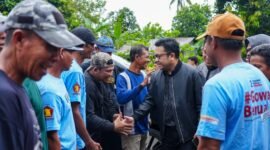  Sekretaris DPD Partai Gerindra Sulsel, Darmawangsyah Muin menyapa para simpatisan saat berkunjung ke Gowa, beberapa waktu lalu. Darmawangsyah Muin mengatakan, beberapa nama potensial kader internal partai besutan Prabowo Subianto sudah disiapkan untuk Pilwali Makassar 2024. (Foto: Istimewa)