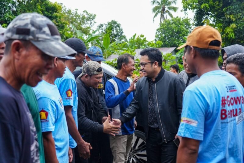  Sekretaris DPD Partai Gerindra Sulsel, Darmawangsyah Muin menyapa para simpatisan saat berkunjung ke Gowa, beberapa waktu lalu. Darmawangsyah Muin mengatakan, beberapa nama potensial kader internal partai besutan Prabowo Subianto sudah disiapkan untuk Pilwali Makassar 2024. (Foto: Istimewa)