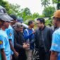  Sekretaris DPD Partai Gerindra Sulsel, Darmawangsyah Muin menyapa para simpatisan saat berkunjung ke Gowa, beberapa waktu lalu. Darmawangsyah Muin mengatakan, beberapa nama potensial kader internal partai besutan Prabowo Subianto sudah disiapkan untuk Pilwali Makassar 2024. (Foto: Istimewa)