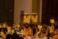 Relawan membentakan poster Ketua Umum Partai Golkar Airlangga Hartarto di Makassar, beberapa waktu lalu. Partai Golkar di Sulawesi Selatan tetap solid di bawah kepemimpinan Ketua Umumnya, Airlangga Hartarto. (Foto: Dok Kaukusnews.id)