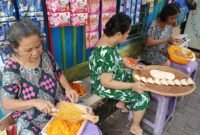 Sejumlah warga membuat jajanan kuliner di Lorong Wisata (Longwis) Hadeslev, Kelurahan Maloku, Kecamatan Ujung Pandang, Senin (25/3/2024). Hawati yang merupakan Ketua RT 04 RW 02 di Longwis Haderslev mengungkapkan bahwa penghasilan usaha jula kue di Ramadan mengalami peningkatan. (Foto: Istimewa)