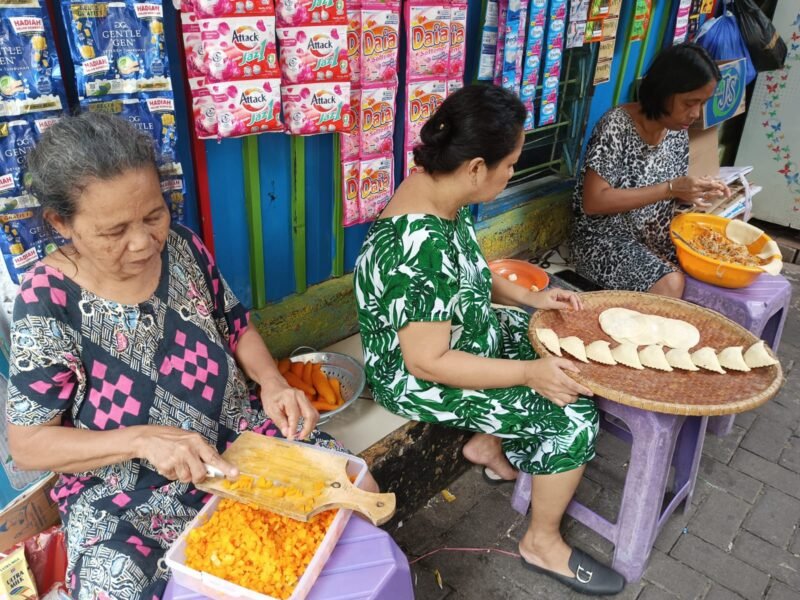 Sejumlah warga membuat jajanan kuliner di Lorong Wisata (Longwis) Hadeslev, Kelurahan Maloku, Kecamatan Ujung Pandang, Senin (25/3/2024). Hawati yang merupakan Ketua RT 04 RW 02 di Longwis Haderslev mengungkapkan bahwa penghasilan usaha jula kue di Ramadan mengalami peningkatan. (Foto: Istimewa)