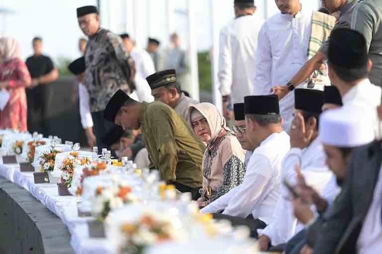 Ketua TP PKK Kota Makassar Indira Yusuf Ismail hadir dalam acara buka puasa bersama lingkup Pemerintah Kota Makassar dan Forum Kerukunan Umat Beragama (FKUB), Jumat 22 Maret 2024. (Foto: Humas Kominfo)