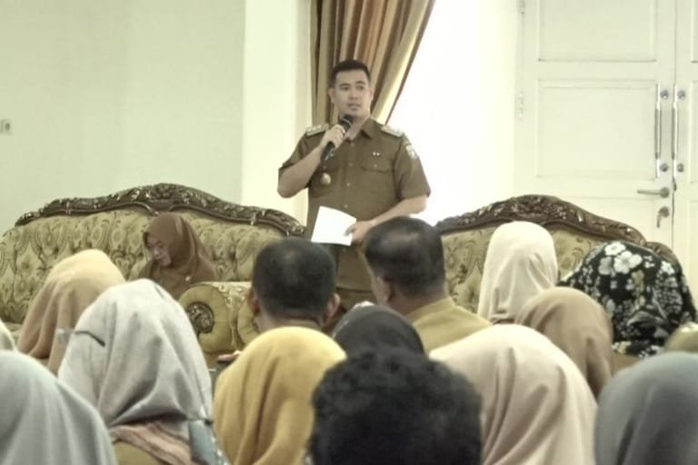 Bupati Muhammad Yusran Lalogau lakukan sosialisasi penerapan tanda tangan elektronik dan Aplikasi Srikandi di Rujab Bupati, Senin 25 Maret 2024. (Foto: kaukusnews.id-Irfan Jaya)