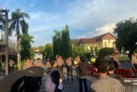 Jaringan Aktivis Celebes (JARAK CELEBES) Menggelar aksi unjuk rasa terkait maraknya peredaran kosmetik ilegal, Aksi tersebut berlangsung di depan Mapolda Jln. Perintis Kemerdekaan Kota Makassar, Sulawesi Selatan. Kamis (19/4/24)