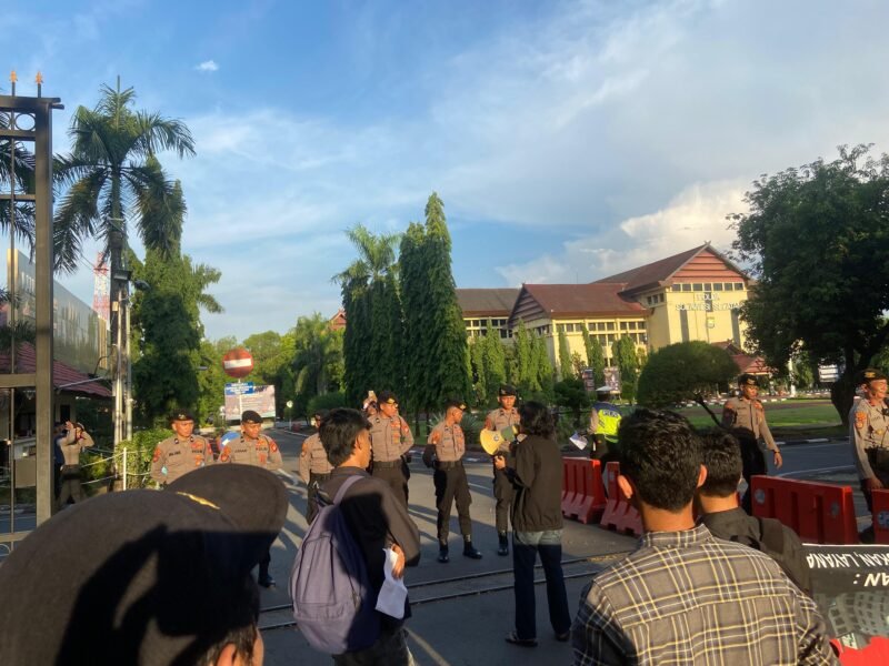 Jaringan Aktivis Celebes (JARAK CELEBES) Menggelar aksi unjuk rasa terkait maraknya peredaran kosmetik ilegal, Aksi tersebut berlangsung di depan Mapolda Jln. Perintis Kemerdekaan Kota Makassar, Sulawesi Selatan. Kamis (19/4/24)