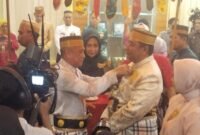 Ketgam: Ketua Dewan Adat Bone, A Hamid memberi gelar Daeng Mappuji ke Pj Gubernur Sulsel, Bahtiar Baharuddin.