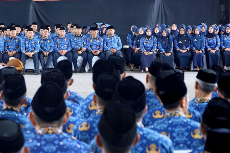 Sejumlah pegawai pemerintah dengan perjanjian kerja (PPPK) menghadiri pelantikan di Lapangan Karebosi, Senin (1/4/2024). Pemerintah Kota (Pemkot) Makassar siap memberikan sanksi kepada para Aparatur Sipil Negara (ASN) yang tidak masuk kerja melebihi aturan cuti bersama yang telah ditetapkan oleh pemerintah pusat saat Idul Fitri 1445 Hijriah. (Foto: dok kaukusnews.id)