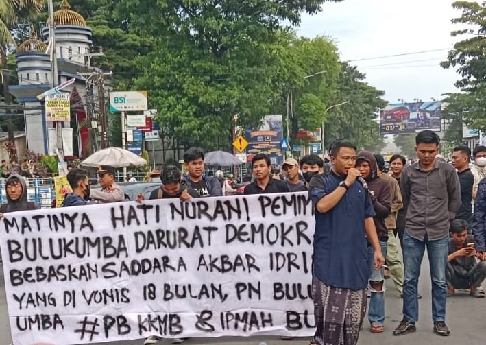 berbagai kalangan organisasi ikut serta melakukan aksi solidaritas terhadap putusan tersebut. Diantaranya Aliansi IPMAH & KKMB Bulukumba yang berlangsung di Jl. St. Alauddin depan kampus Unismuh Makassar sore tadi