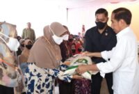 Presiden Joko Widodo saat memberikan bantuan beras kepada warga di Kabupaten Muna, Sultra. (Foto: Istimewa)