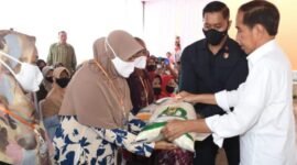 Presiden Joko Widodo saat memberikan bantuan beras kepada warga di Kabupaten Muna, Sultra. (Foto: Istimewa)