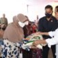Presiden Joko Widodo saat memberikan bantuan beras kepada warga di Kabupaten Muna, Sultra. (Foto: Istimewa)