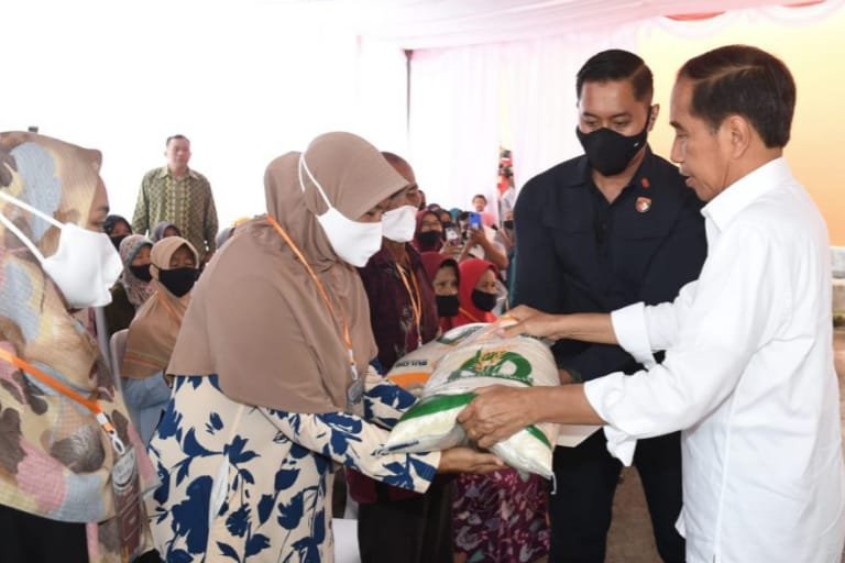 Presiden Joko Widodo saat memberikan bantuan beras kepada warga di Kabupaten Muna, Sultra. (Foto: Istimewa)