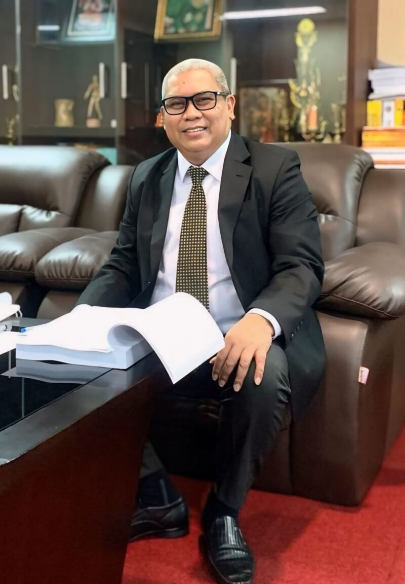 Prof. Dr. H. Karta Jayadi M,Sn akhirnya terpilih sebagai Rektor Universitas Negeri Makassar (UNM) periode 2024-2028 dalam pemilihan putaran kedua yang berlangsung dramatis di Menara Pinisi lantai 14 Kampus UNM Jalan Andi Pangeran Pettarani Makassar, Sulawesi Selatan, Jumat.