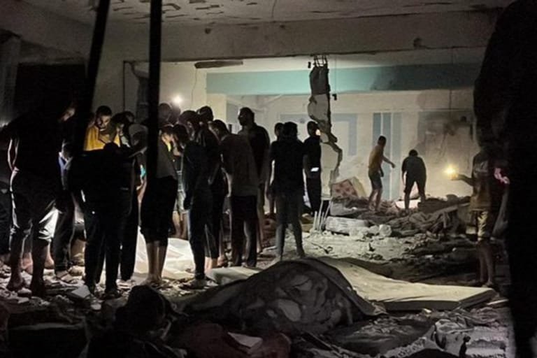 Israel bom sekolah PBB di Nuseirat yang merupak kamp pengungsian warga Palestina yang menewaskan puluhan pengungsi. (Foto: X-@Abedsommad1)