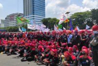 Para buruh sedang melakukan aksi unjuk rasa. (Foto: Istimewa)