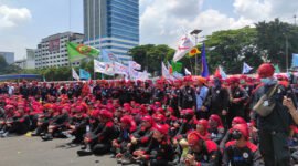 Para buruh sedang melakukan aksi unjuk rasa. (Foto: Istimewa)