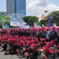 Para buruh sedang melakukan aksi unjuk rasa. (Foto: Istimewa)