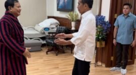 Presiden Jokowi mengunjungi Prabowo di ruang Perawatan RSPPN Jenderal Besar Soedirman, Bintaro, Jakarta Selatan selepas menjalani prosedur operasi cidera kaki. (Foto: Instagram-@prabowo)
