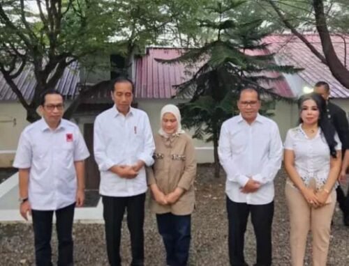 Ketua Projo Sulsel Herwin, Nini Ala bersama Wali Kota Makassar  selaku Ketua Dewan Pembina Projo Sulsel, Mohammad Ramdhan 'Danny' Pomanto melakukan pertemuan dengan Presiden Jokowi di salah satu hotel di Bira, Kabupaten Bulukumba, Jumat, (5/7/2024).