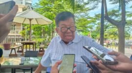 Pengusaha dan Politisi  Senior, Aksa Mahmud, melakukan sesi wawancara dengan wartawan di Makassar, Senin 8 Juli 2024.