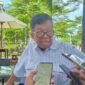Pengusaha dan Politisi  Senior, Aksa Mahmud, melakukan sesi wawancara dengan wartawan di Makassar, Senin 8 Juli 2024.