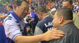 Ketua  Majelis Tinggi Partai Demokrat Susilo Bambang Yudhoyono (SBY) berbincang dengan bakal Calon Wali Kota Makassar,  Munafri Arifuddin. 