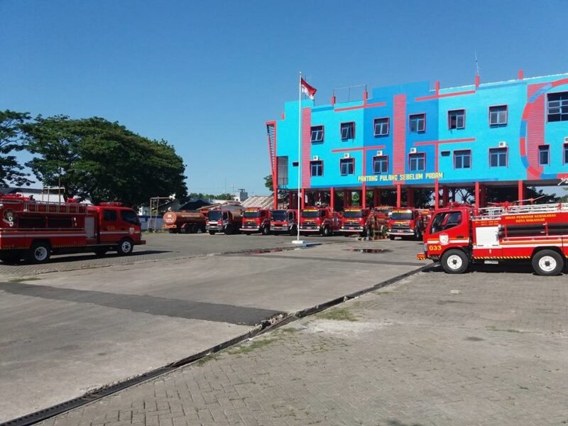 Suasana Kantor Dinas Damkarkat Makassar Jalan DR Ratulangi, beberapa Waktu lalu. Dinas Pemadam Kebakaran dan Penyelamatan (Damkarmat) Kota Makassar akan melakukan penambahan kendaraan Pemadam Kebakaran Motor (Damtor) di Lorong Wisata (Longwis).