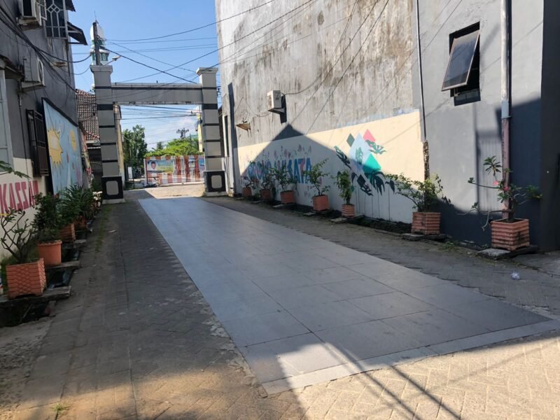 Jalan masuk lorong wisata (longwis) mawar yang ada di kelurahan borong kecamatan manggala yang terbuat dari keramik. (Foto: Istimewa)