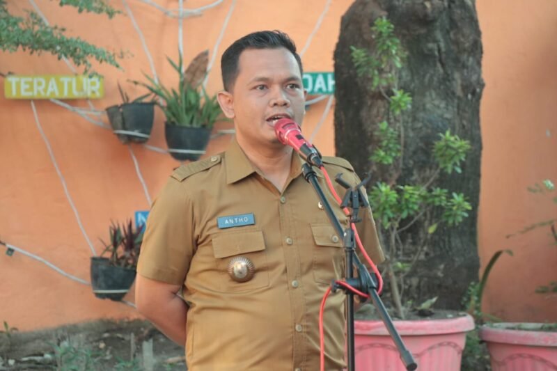 Lurah Lette jadi pemimpin Apel pagi mewakili Camat Mariso. (Foto: Istimewa)