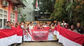 Camat Mariso Terima Bendera dari Kesbangpol. (Foto: Istimewa)
