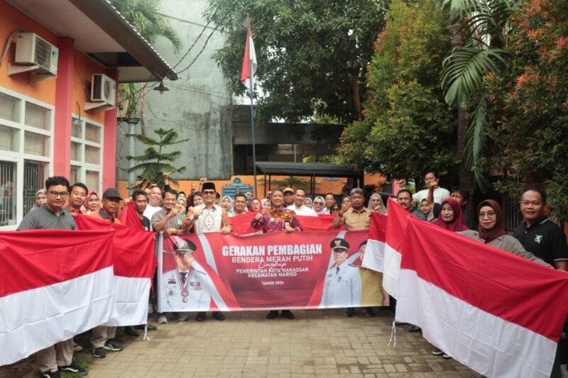 Camat Mariso Terima Bendera dari Kesbangpol. (Foto: Istimewa)