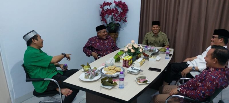 Azhar Arsyad Disambut hangat tokoh Muhammadiyah saat berkunjung di ponpes Darul Arqam Gombara, Senin 2 September 2024. (Foto: Istimewa)