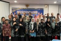 Lurah beserta staf Pemerintah Kelurahan Baru foto bersama saat menggelar musrenbang tingkat Kelurahan Baru di Hotel Whiz Prime, Makassar, Rabu, 8 Januari 2025. (Istimewa)