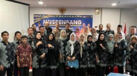 Lurah beserta staf Pemerintah Kelurahan Baru foto bersama saat menggelar musrenbang tingkat Kelurahan Baru di Hotel Whiz Prime, Makassar, Rabu, 8 Januari 2025. (Istimewa)