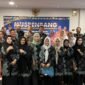 Lurah beserta staf Pemerintah Kelurahan Baru foto bersama saat menggelar musrenbang tingkat Kelurahan Baru di Hotel Whiz Prime, Makassar, Rabu, 8 Januari 2025. (Istimewa)