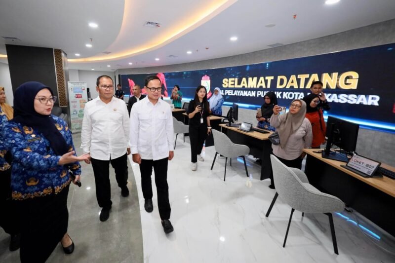 Wakil Menteri Dalam Negeri (Wamendagri), Bima Arya saat mengunjungi MPP Makassar.