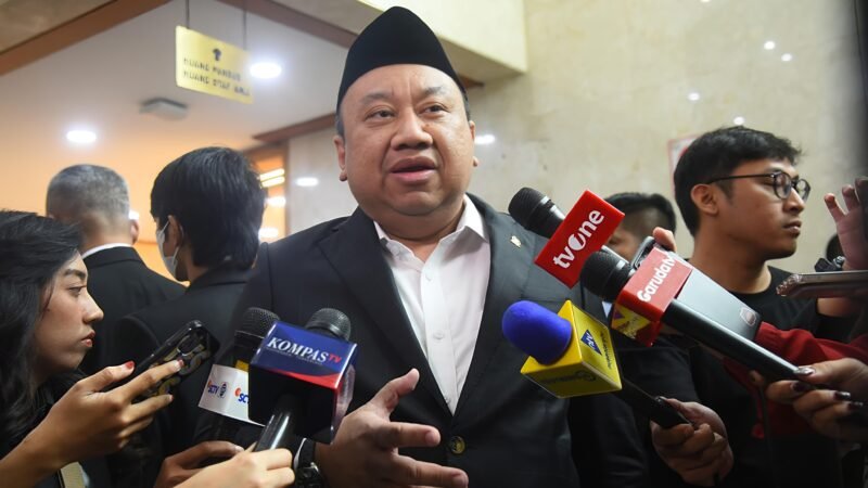 Wakil Ketua Komisi X DPR RI Lalu Hadrian menanggapi RUU Minerba yang memberikan perguruan tinggi izin untuk mengelola tambang. (Istimewa)
