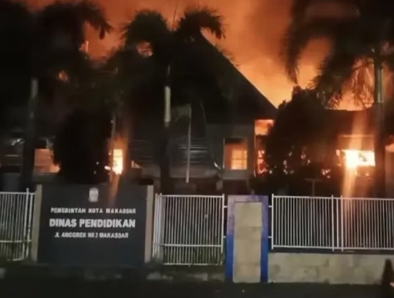 Kebakaran Kantor Disdik Kota Makassar.