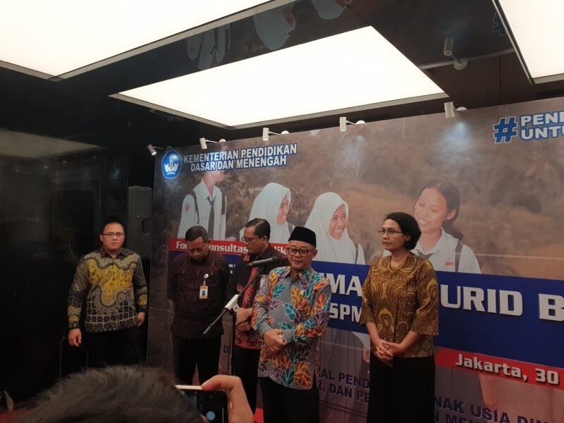 Menteri Pendidikan Dasar dan Menengah (Mendikdasmen) Abdul Mu'ti menyebut bahwa Presiden Prabowo Subianto telah menyetujui rancangan Sistem Penerimaan Murid Baru (SPMB) sebagai pengganti Penerimaan Peserta Didik Baru (PPDB).