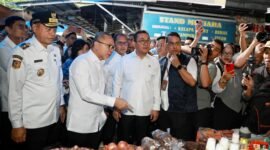 Wali Kota Makassar, mendampingi Menteri Koordinator Bidang Pangan Zulkifli Hasan, dan Menteri Perdagangan Budi Santoso melakukan peninjauan harga bahan pokok (Foto ; Istimewa)
