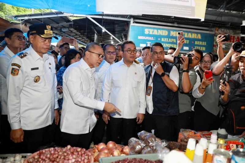 Wali Kota Makassar, mendampingi Menteri Koordinator Bidang Pangan Zulkifli Hasan, dan Menteri Perdagangan Budi Santoso melakukan peninjauan harga bahan pokok (Foto ; Istimewa)