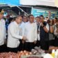 Wali Kota Makassar, mendampingi Menteri Koordinator Bidang Pangan Zulkifli Hasan, dan Menteri Perdagangan Budi Santoso melakukan peninjauan harga bahan pokok (Foto ; Istimewa)