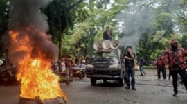 Ratusan Pemuda Pancasila Sulsel Demo di depan kantor PT Wahyu Pradana Binamulia (Foto: Istimewa)