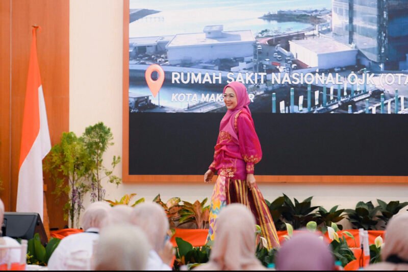 Ketua Dekranasda Makassar Tampil Elegan di Fashion Show. (ist)