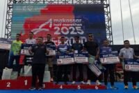 Wali Kota Makassar, Munafri Arifuddin menyerahkan hadiah kepada juara runner MHM 2025. (ist)