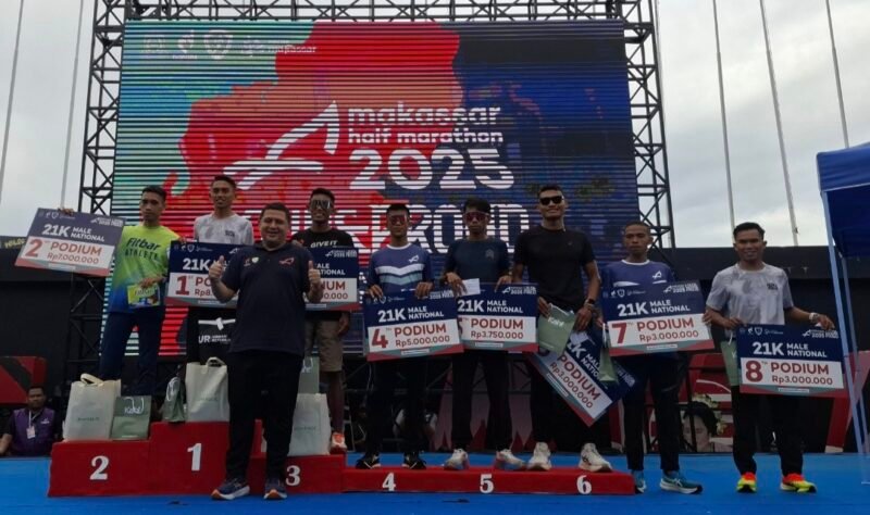 Wali Kota Makassar, Munafri Arifuddin menyerahkan hadiah kepada juara runner MHM 2025. (ist)