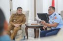 Direktur Kerjasama Internasional Sesko TNI, Marsekal Pertama TNI Mukhtar Bakhrong, S.E., M.M., M.Han., CHRMP, bersama Wali Kota Makassar, Munafri Arifuddin di Kantor Balai Kota. (ist)