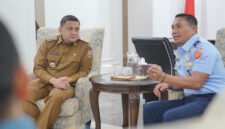 Direktur Kerjasama Internasional Sesko TNI, Marsekal Pertama TNI Mukhtar Bakhrong, S.E., M.M., M.Han., CHRMP, bersama Wali Kota Makassar, Munafri Arifuddin di Kantor Balai Kota. (ist)